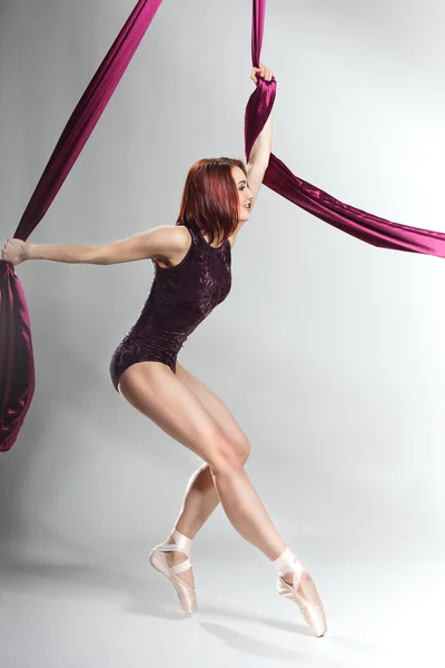 Hermosa bailarina de ballet, bailarina de estilo moderno posando en el fondo del estudio — Foto de Stock