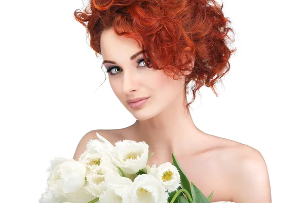 美しい赤毛少女、白い背景で隔離の白いチューリップ — ストック写真