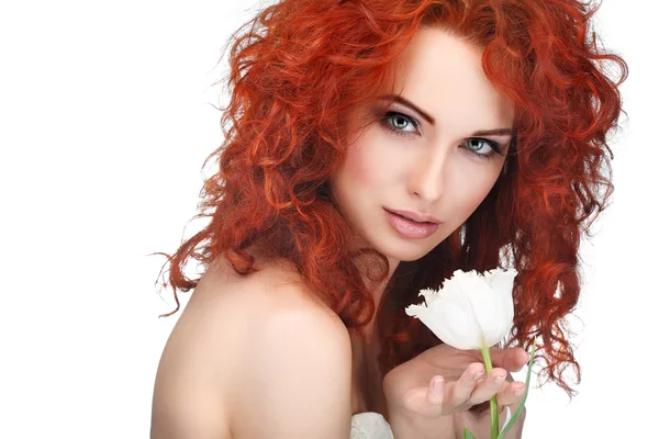 Όμορφη νεαρή κοπέλα redheaded με τη λευκή τουλίπες, απομονωθεί σε λευκό φόντο — Φωτογραφία Αρχείου