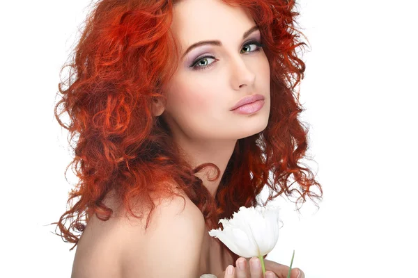 Mooie jonge roodharige meisje met witte tulpen, geïsoleerd op een witte achtergrond — Stockfoto