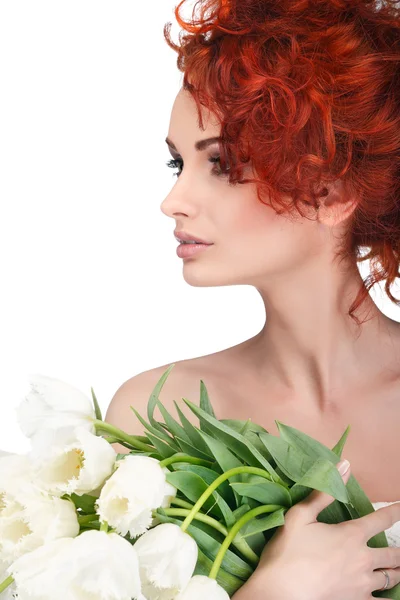 Schöne junge rothaarige Mädchen mit weißen Tulpen, isoliert auf weißem Hintergrund — Stockfoto