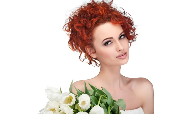 Όμορφη νεαρή κοπέλα redheaded με τη λευκή τουλίπες, απομονωθεί σε λευκό φόντο — Φωτογραφία Αρχείου