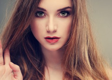 güzel bir kız bir ışık - izole gri arka plan, duygular, kozmetik,