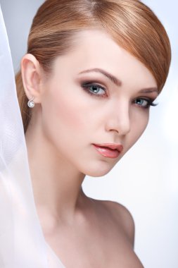 güzel bir kız ile bir ışık - izole gri arka plan, duygular, kozmetik, beyaz bir veill