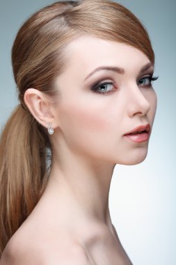 güzel bir kız bir ışık - izole gri arka plan, duygular, kozmetik,