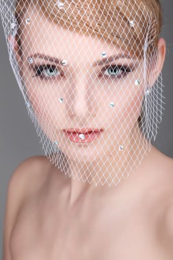 ışık - izole gri arka plan, duygular, kozmetik beyaz bir örtü, güzel bir kızdır