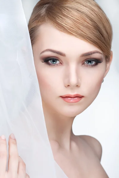 Menina bonita com um véu branco, isolado em uma luz - fundo cinza, emoções, cosméticos — Fotografia de Stock