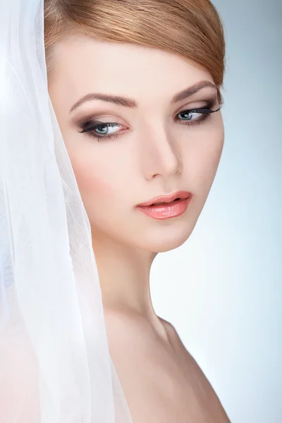 Menina bonita com um véu branco, isolado em uma luz - fundo cinza, emoções, cosméticos — Fotografia de Stock