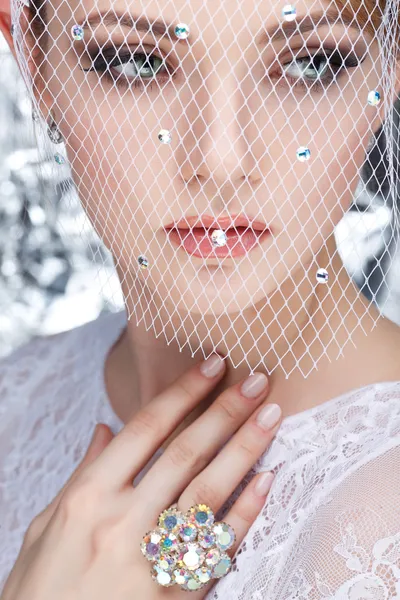 Piękna dziewczyna białogłowy w welon na srebrzystym tle, emocje, kosmetyki — Zdjęcie stockowe