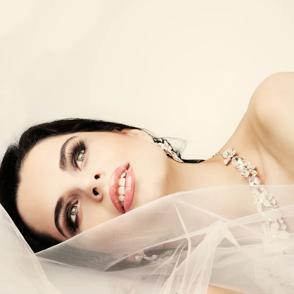 Gyönyörű lány, egy fehér veill, érzelmek, kozmetikumok — Stock Fotó