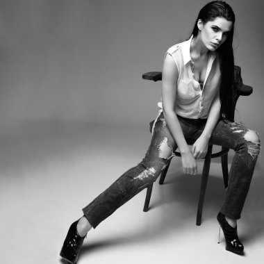 oturan bir kahverengi ahşap sandalye, moda stil, çekicilik, cinsel esmer güzel fotoğraf