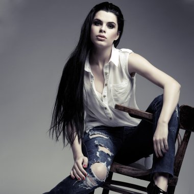 oturan bir kahverengi ahşap sandalye, moda stil, çekicilik, cinsel esmer güzel fotoğraf