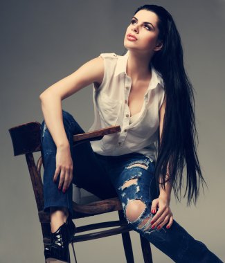 oturan bir kahverengi ahşap sandalye, moda stil, çekicilik, cinsel esmer güzel fotoğraf