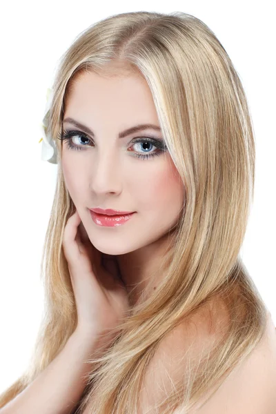 白い背景の上の美しい青い目を持つセクシーな whiteheaded 若い女性のクローズ アップの肖像画 — ストック写真