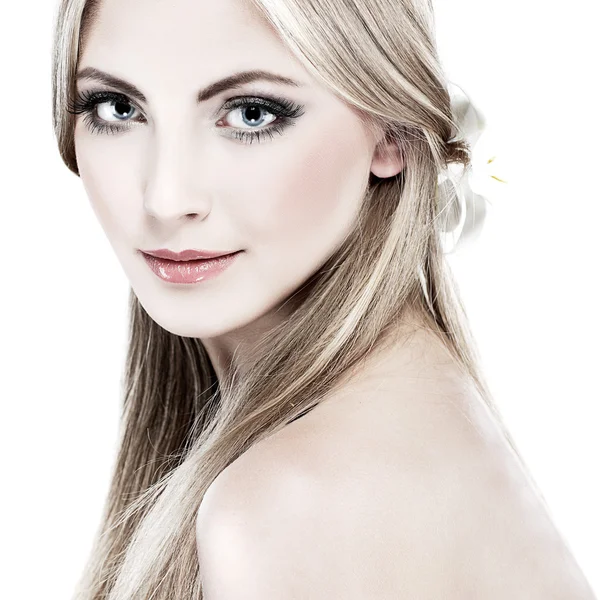 Closeup portret van sexy whiteheaded jonge vrouw met mooie blauwe ogen op witte achtergrond — Stockfoto