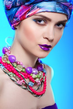 renkli kumaştan, pembe bir arka plan, glamour üzerinde bir başkanı elbiseli güzel kız fotoğrafı