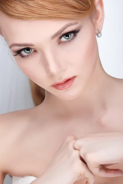 Mooi meisje met een witte veill, geïsoleerd op een licht - grijze achtergrond, emoties, cosmetica — Stockfoto