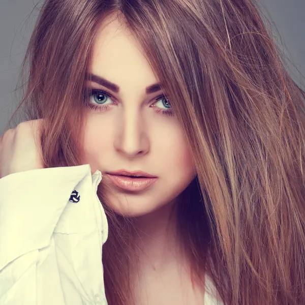 Mooi meisje, geïsoleerd op een licht - grijze achtergrond, emoties, cosmetica — Stockfoto