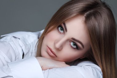 güzel bir kız bir ışık - izole gri arka plan, duygular, kozmetik,