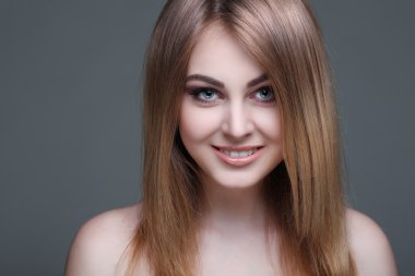 güzel bir kız bir ışık - izole gri arka plan, duygular, kozmetik,