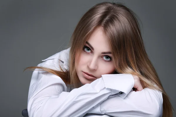 Hermosa chica, aislada sobre un fondo gris claro, emociones, cosméticos — Foto de Stock