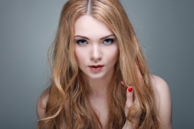 güzel bir kız bir ışık - izole gri arka plan, duygular, kozmetik,