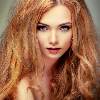 güzel bir kız bir ışık - izole gri arka plan, duygular, kozmetik,