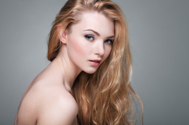 güzel bir kız bir ışık - izole gri arka plan, duygular, kozmetik,