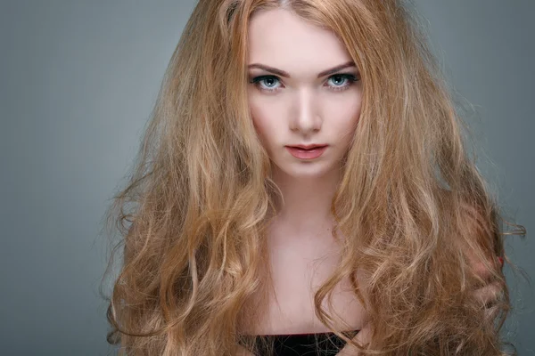 güzel bir kız bir ışık - izole gri arka plan, duygular, kozmetik,