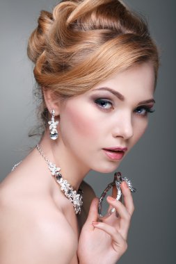 bir gelinlik cinsel güzel kızın fotoğrafı moda stil bu. Düğün süslemeleri