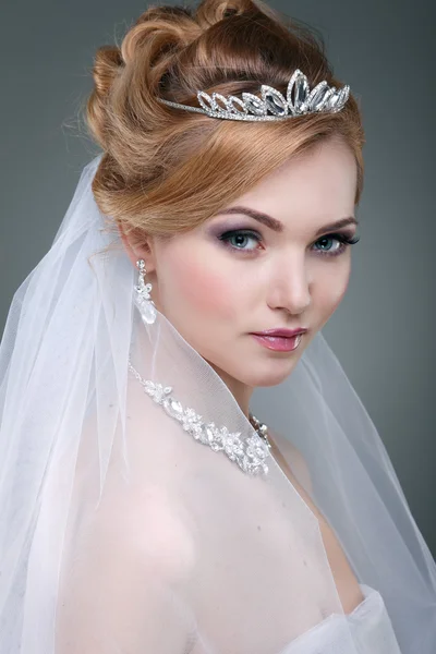 Egy fotó a szexuális gyönyörű lány, egy esküvői ruha divat-stílus található. Esküvői dekoráció — Stock Fotó