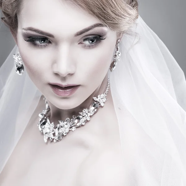 Een foto van seksuele mooi meisje in een trouwjurk is in de mode-stijl. bruiloft decoraties — Stockfoto