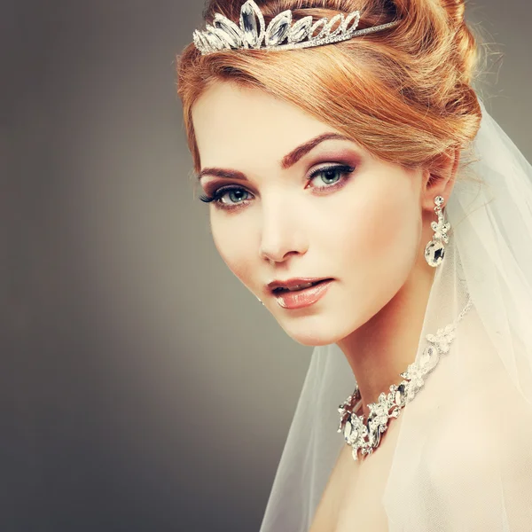 Une photo de belle fille sexuelle dans une robe de mariée est dans le style de la mode. Décorations de mariage — Photo