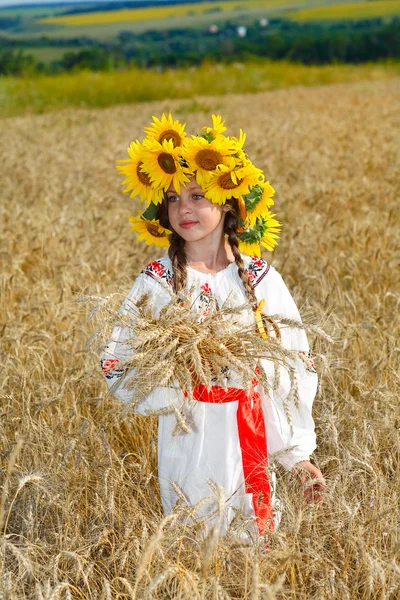 Petite fille est dans le millésime vêtements nationaux — Photo