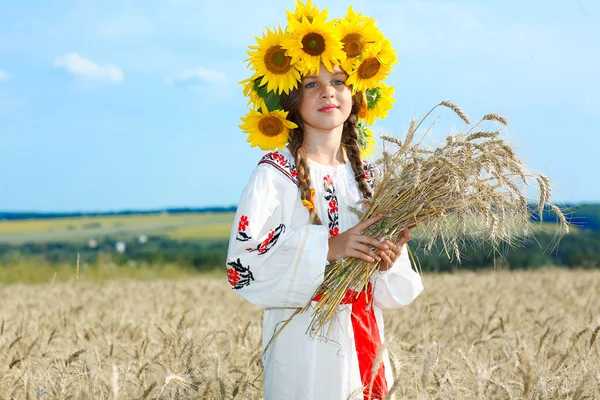 Menina está em vintag roupas nacionais — Fotografia de Stock