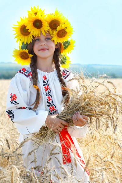 Menina está em vintag roupas nacionais — Fotografia de Stock