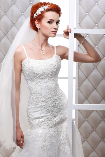 Ett foto av sexuella vackra brud i en bröllopsklänning är i mode stil. bröllop dekorationer — Stockfoto