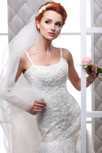 La foto de la novia sexual hermosa en el vestido de boda es en el estilo de la moda. Decoraciones de boda — Foto de Stock