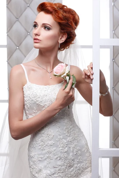 Una foto di bella sposa sessuale in un abito da sposa è in stile moda. Decorazioni di nozze — Foto Stock