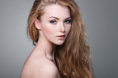 güzel bir kız bir ışık - izole gri arka plan, duygular, kozmetik,