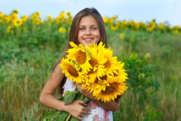 Liten glad flicka med gul på gröna en äng, känslor, livsstil — Stockfoto