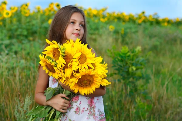 Pequena menina feliz com amarelo no verde um prado, emoções, estilo de vida — Fotografia de Stock