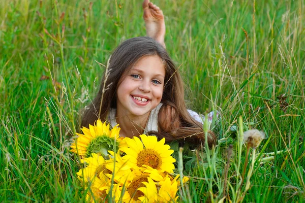 Pequena menina feliz com amarelo no verde um prado, emoções, estilo de vida — Fotografia de Stock