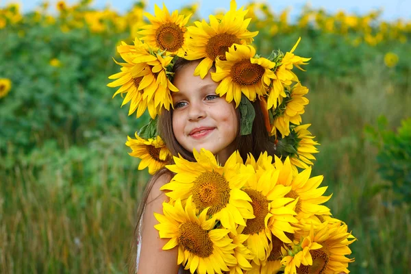 Petite fille heureuse avec jaune sur vert une prairie, émotions, style de vie — Photo
