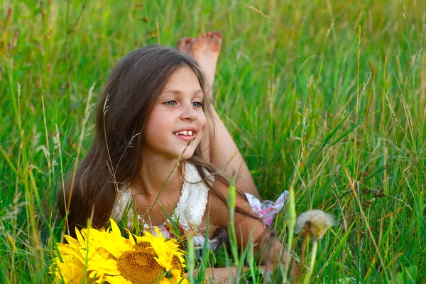 Маленька щаслива дівчинка з жовтим на зеленому лузі, емоції, спосіб життя — стокове фото