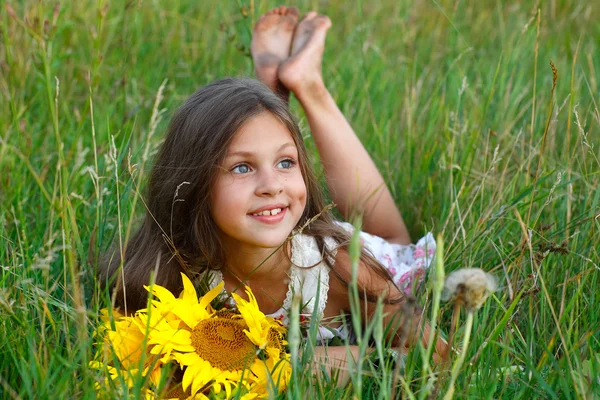 喜んで少女黄色緑上の牧草地、感情、ライフ スタイル — ストック写真