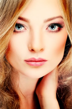 beyaz zemin üzerinde güzel mavi gözlü seksi whiteheaded genç kadın portre portre