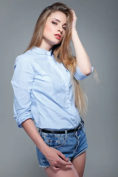 Una foto de hermosa chica está en estilo de moda sobre fondo gris, glamour — Foto de Stock