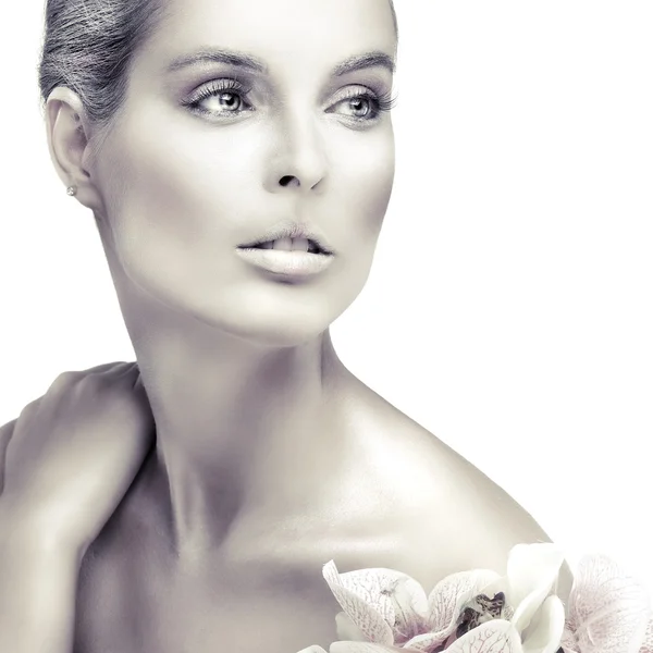Hermosa chica, aislada sobre un fondo blanco con orquídeas rosadas, emociones, cosméticos —  Fotos de Stock