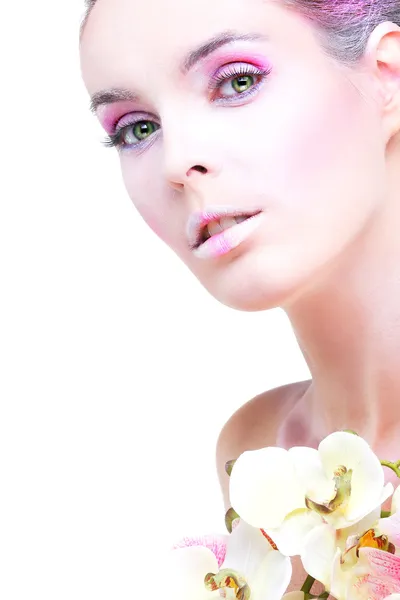 Schönes Mädchen, isoliert auf weißem Hintergrund mit rosa Orchideen, Emotionen, Kosmetik — Stockfoto